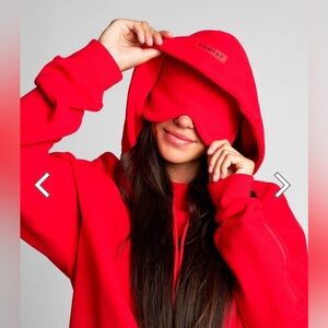 NWT Red COMFRT Airplane mode travel hoode sz S